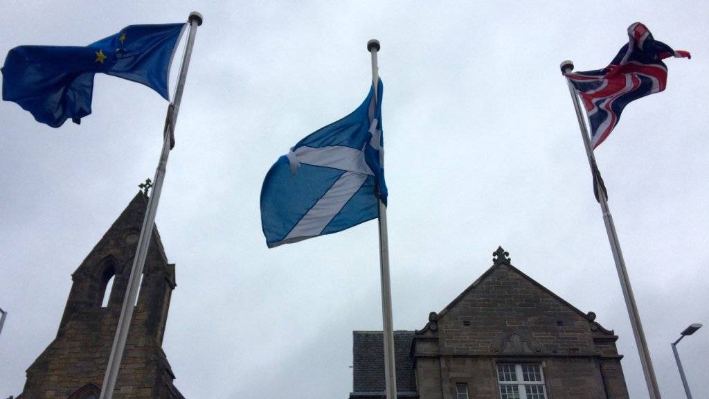 Die Flaggen der EU, Schottlands und Grossbritanniens wehen vor dem schottischen Parlament: Nach dem Brexit-Votum nimmt die Unabhängigkeitsbewegung in Schottland wieder Fahrt auf. (Archivbild)