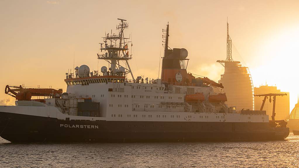 Das Forschungsschiff «Polarstern» kehrt nach einjähriger MOSAiC-Expedition durch die Wesermündung nach Bremerhaven zurück.