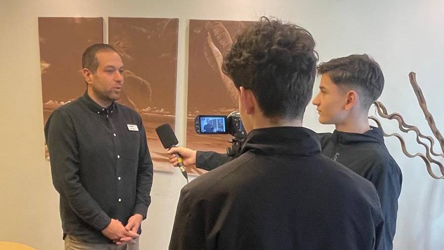 Schülerinnen und Schüler der Kanti Alpenquai machen Journalismus