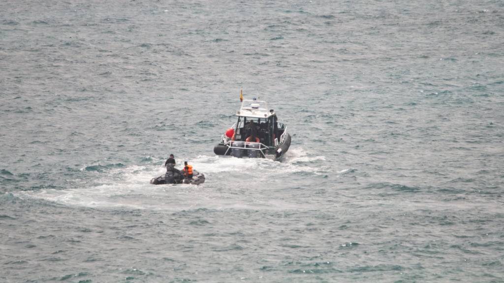 Zwei Boote der Guardia Civil fangen mehrere Migranten ab. Foto: Antonio Sempere/EUROPA PRESS/dpa