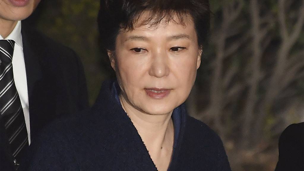 ARCHIV - Die frühere Präsidentin von Südkorea, Park Geun Hye, verlässt nach einer Anhörung das Bezirksgericht. (zu dpa «Südkoreas Ex-Präsidentin Park zu 20 Jahren Haft verurteilt») Foto: Song Kyung-Seok/Pool/Pi/Prensa Internacional via ZUMA/dpa