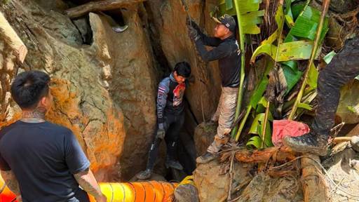 Erster Goldsucher nach zehn Tagen aus Höhle geborgen