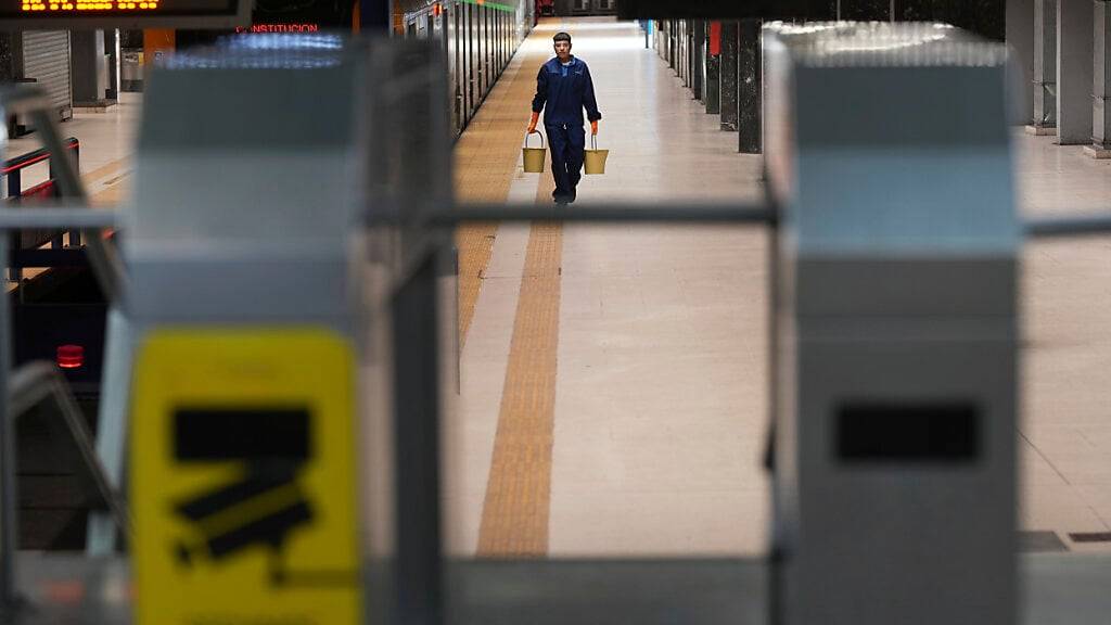 Ein einsamer Arbeiter geht während eines Generalstreiks gegen die Sparmaßnahmen von Präsident Milei durch die U-Bahn-Station Consititucion. Foto: Rodrigo Abd/AP/dpa
