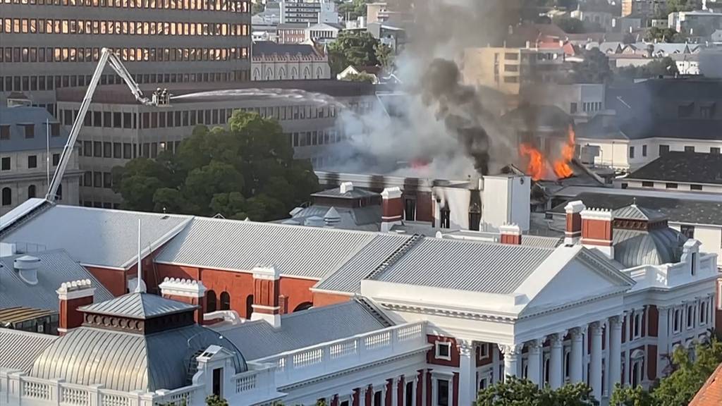 Grossbrand in Südafrikas Parlament