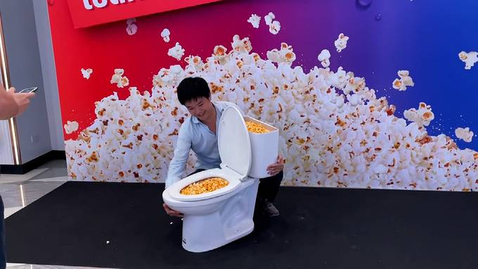 Kinobesucher in Bangkok füllen Toilette, Grill und Kochtöpfe mit Popcorn
