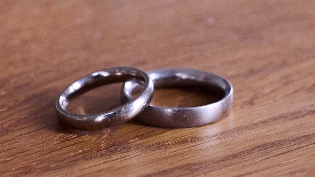 ARCHIV - Eheringe liegen auf einem Holztisch (Archivbild). Foto: Annette Riedl/dpa