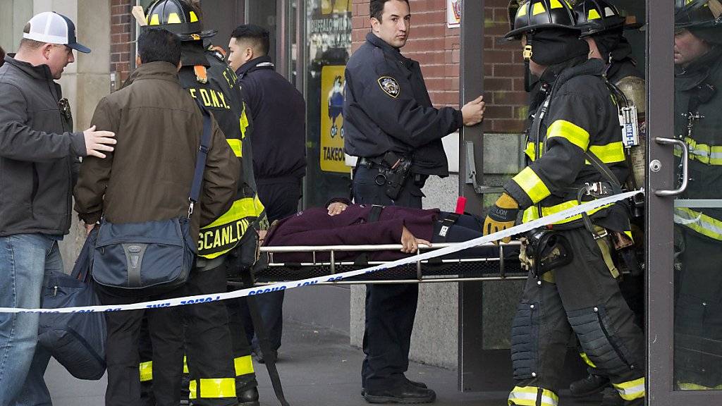 Helfer bergen Verletzte nach dem Zugsunglück in New York