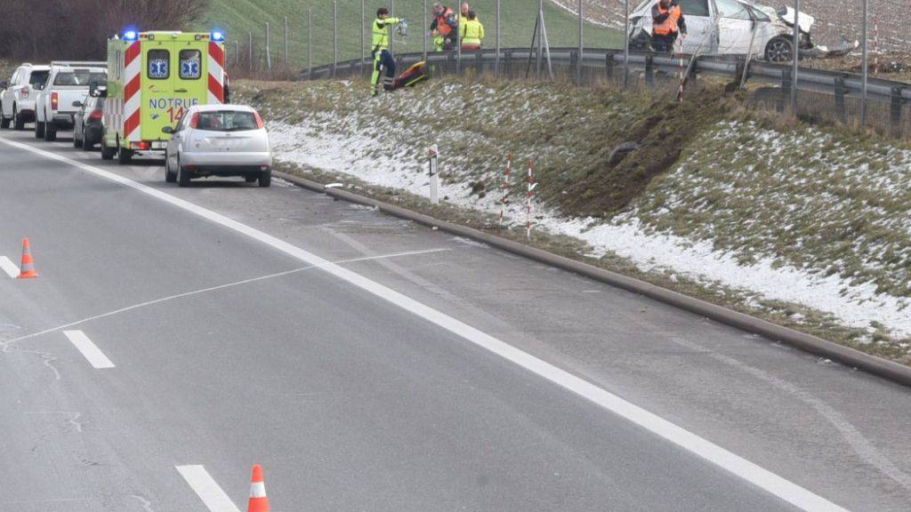 Neben der Strasse gelandet ist auf der Autobahn A2 in Dagmersellen LU eine Frau nach einer Kollision mit einem Lieferwagen.