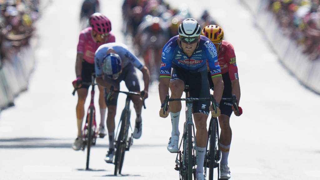 Während Mathieu van der Poel in Ussel zum Etappensieg sprintet, fordert weiter hinten ein Unfall mit einem Begleitfahrzeug acht Verletzte