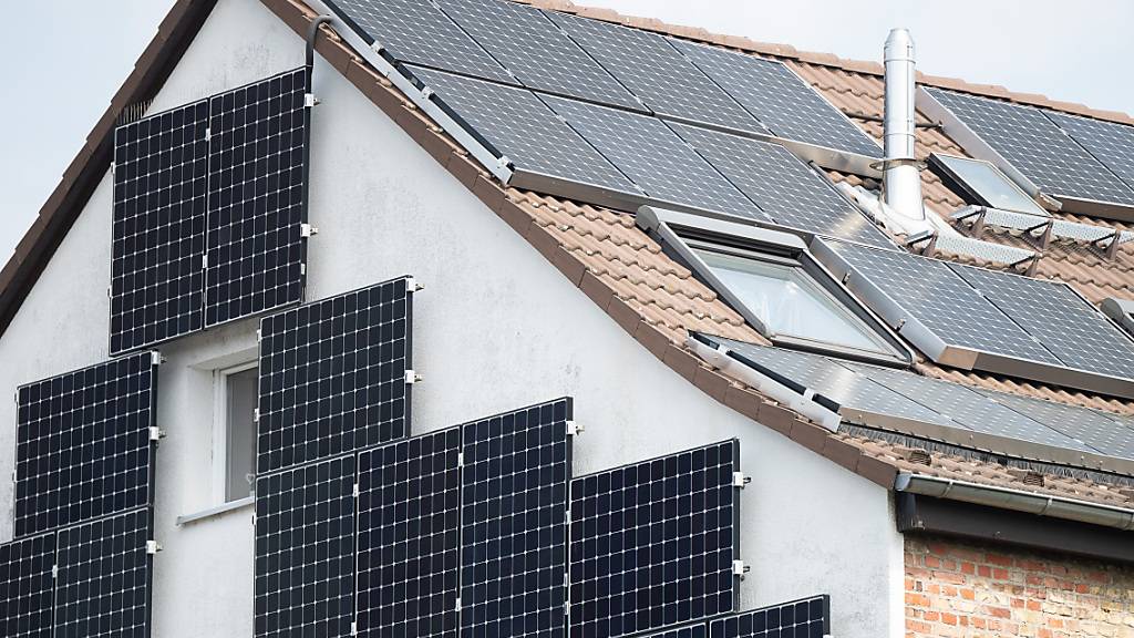 Solaranlagen sollen auch für Privatpersonen erschwinglicher werden: Die deutsche Regierung beschliesst, den Bau und Betrieb von Panels zu vereinfachen. (Archivbild)