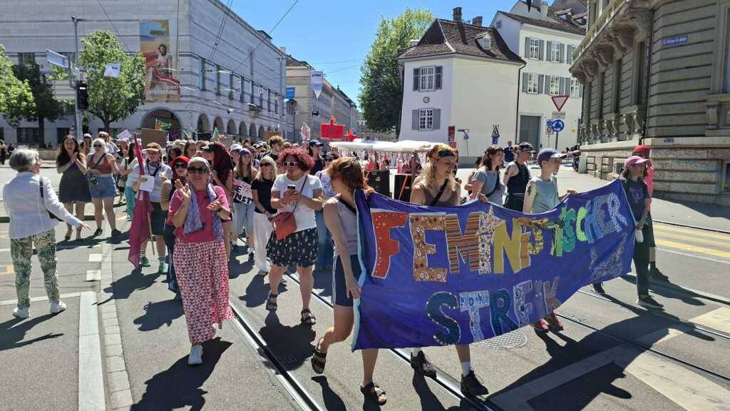 Tausende demonstrieren in Basel am feministischen Streik