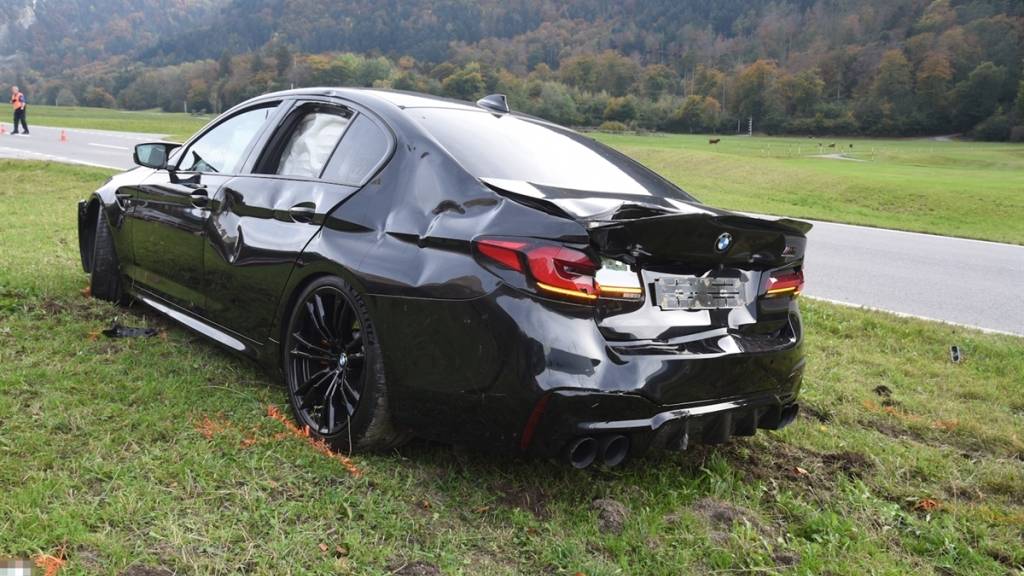 Dieses Auto kollidierte am Sonntag in Fläsch GR mit drei Rindern. Ein Rind wurde dabei getötet.