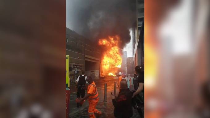 Riesiges Feuer nach Explosion an Londoner Bahnhof