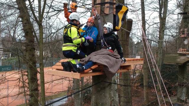 Bergung von Verletzten im Seilpark