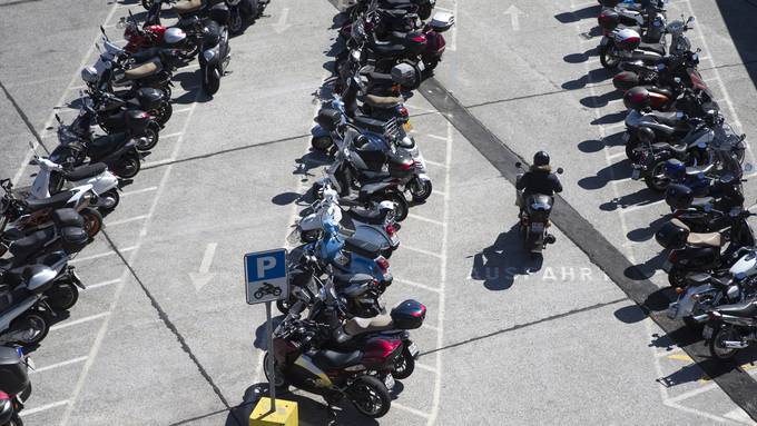 Ab nächstem Jahr drohen Töff- und E-Bike-Fahrern Parkgebühren
