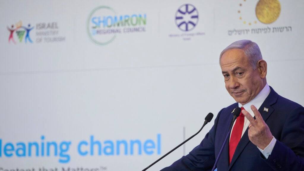 Der israelische Ministerpräsident Benjamin Netanjahu spricht auf einer Konferenz zu den Zuhörern. Foto: Ohad Zwigenberg/AP/dpa/Archivbild