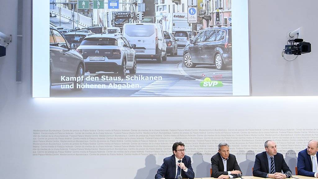 Die SVP-Spitze hat am Freitag in Bern ein neues Positionspapier zur Verkehrspolitik vorgestellt. Sie fordert, dass die Engpässe in der Verkehrsinfrastruktur beseitigt werden. (KEYSTONE/Anthony Anex)