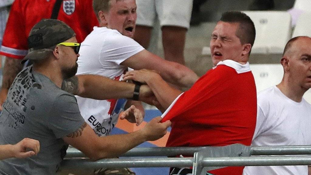 Russische Hooligans greifen während der Fussball-EM 2016 im Stadion von Marseille einen englischen Fan an. (Archivbild)
