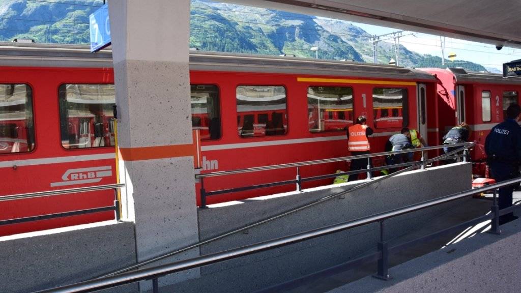 Trotz Notbremsung überfuhr der Zug der Rhätischen Bahn das Bein der 83-jährigen Frau.