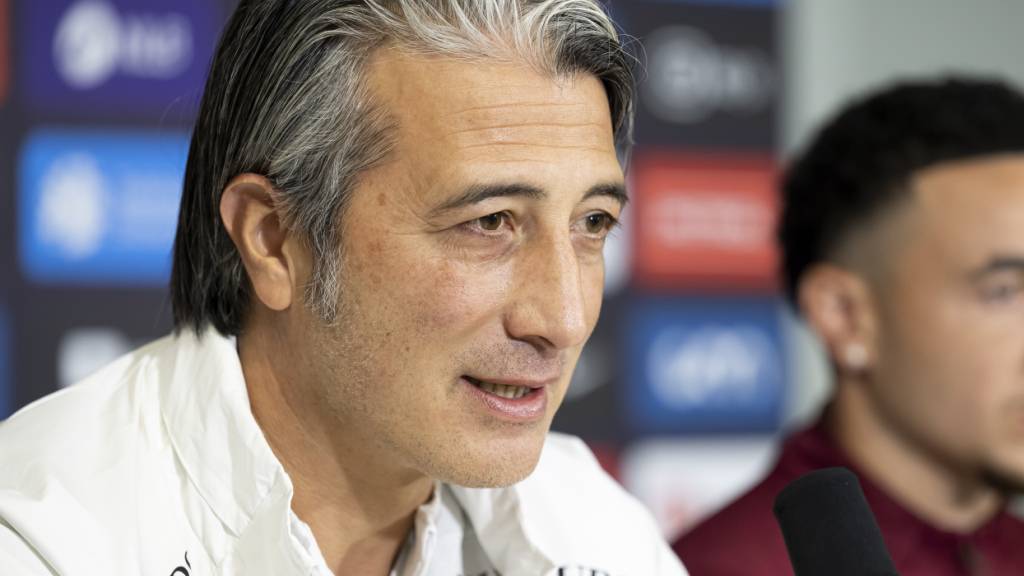 Schweizer Nationaltrainer Murat Yakin blickt dem Auswärtsspiel in Slowenien entgegen