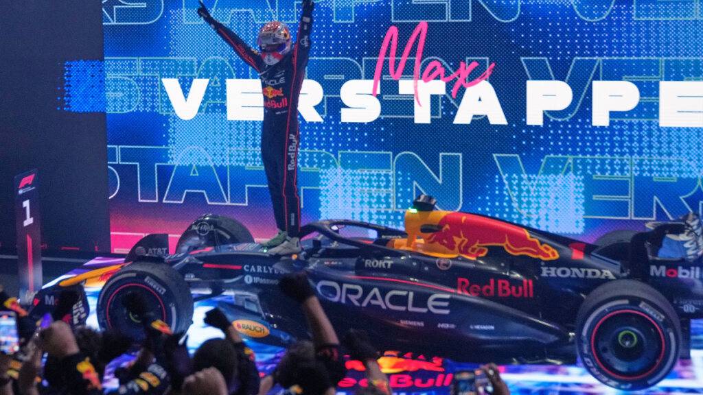 Max Verstappen hält mit seinem 70. GP-Sieg in der Formel 1 seine Chancen auf den 5. WM-Titel am Leben.