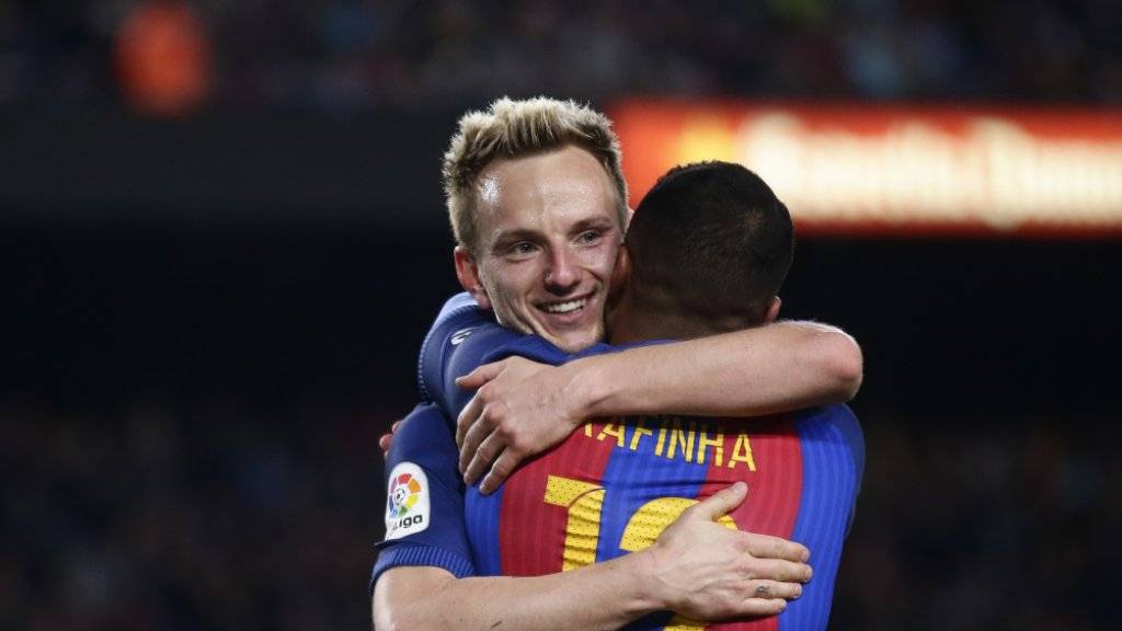 Ivan Rakitic wird noch bis 2021 seine Kollegen bei Barcelona umarmen dürfen