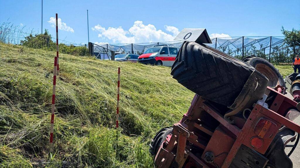 Ein Mann kippte mit seiner Mähmaschine in Wädenswil auf die Strasse und verletzte sich schwer.