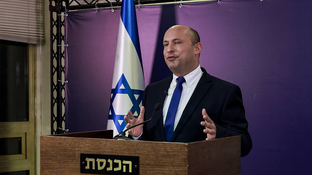 Naftali Bennett, Vorsitzender der ultrarechten Jamina-Partei und designierte Ministerpräsident von Israel, gibt eine Erklärung in der Knesset, dem israelischen Parlament, ab. Foto: Menahem Kahana/Pool AFP/AP/dpa