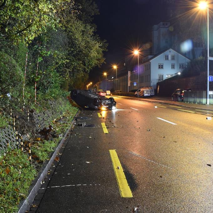 Autofahrer baut Selbstunfall – zwei Personen verletzt