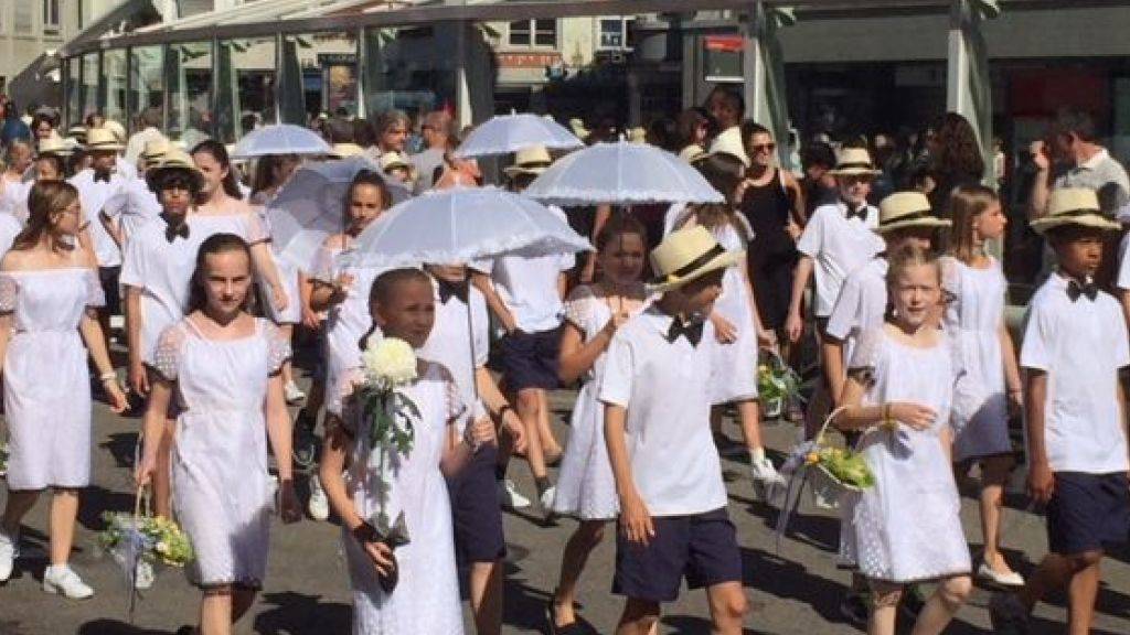 Stickerei ist am St. Galler Kinderfest wieder im Trend - Jugendliche präsentieren sich am Festumzug in traditioneller St. Galler Spitze.