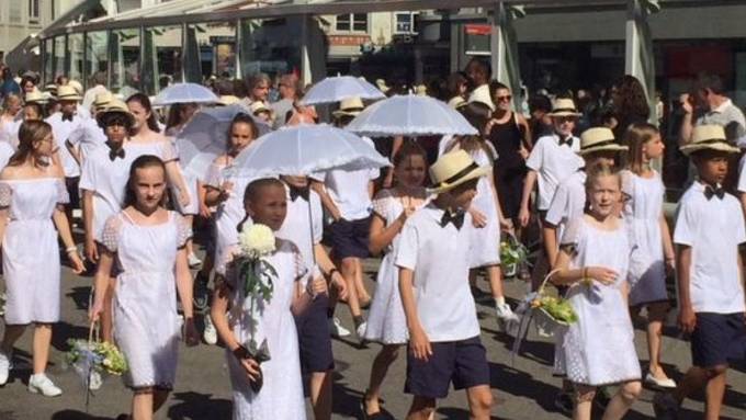 Farbenpracht und Eleganz am Kinderfest