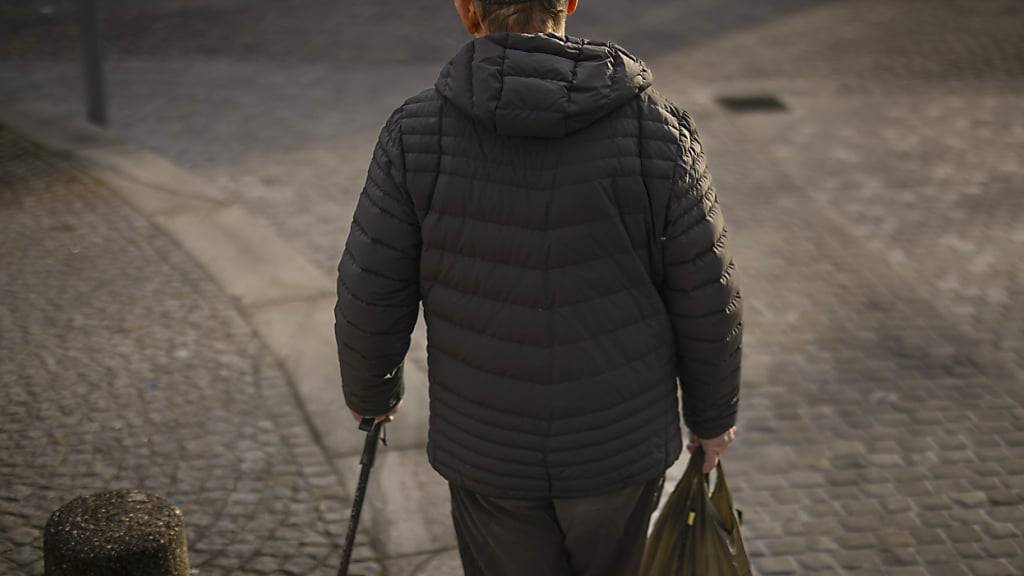 Der Schweizerische Gewerkschaftsbund (SGB) wehrt sich gegen die BVG-Reform. Wer heute in Rente geht, hat laut SGB im Schnitt eine tiefere Pensionskassen-Rente als Arbeitnehmende, die vor 15 Jahren pensioniert wurden. (Archivbild)