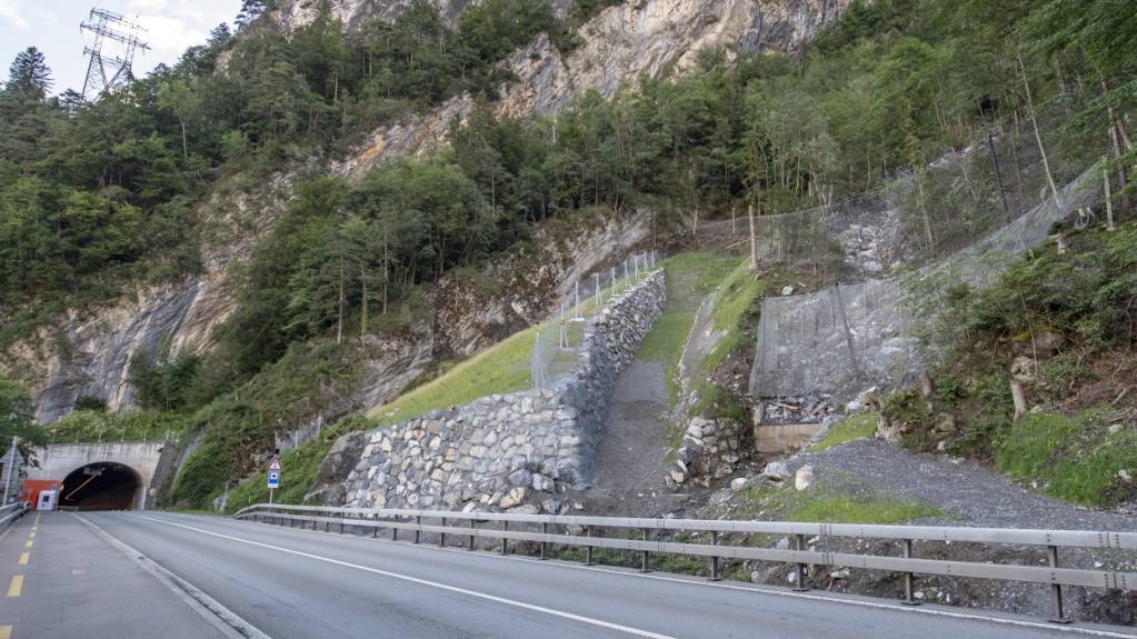 Die Axenstrasse wird in Gumpisch mit Dämmen und Netzen gegen Steinschlag gesichert und überwacht. (Archivaufnahme)