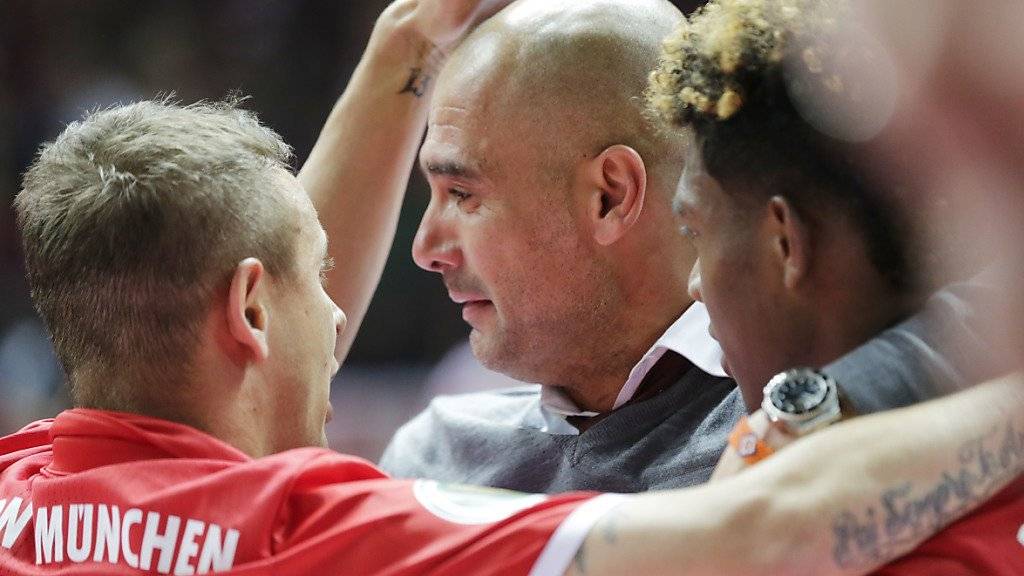 Grosse Gefühle zum Abschluss einer grossen Ära: Pep Guardiola weint nach seinem letzten Wurf als Bayern-Coach hemmungslos