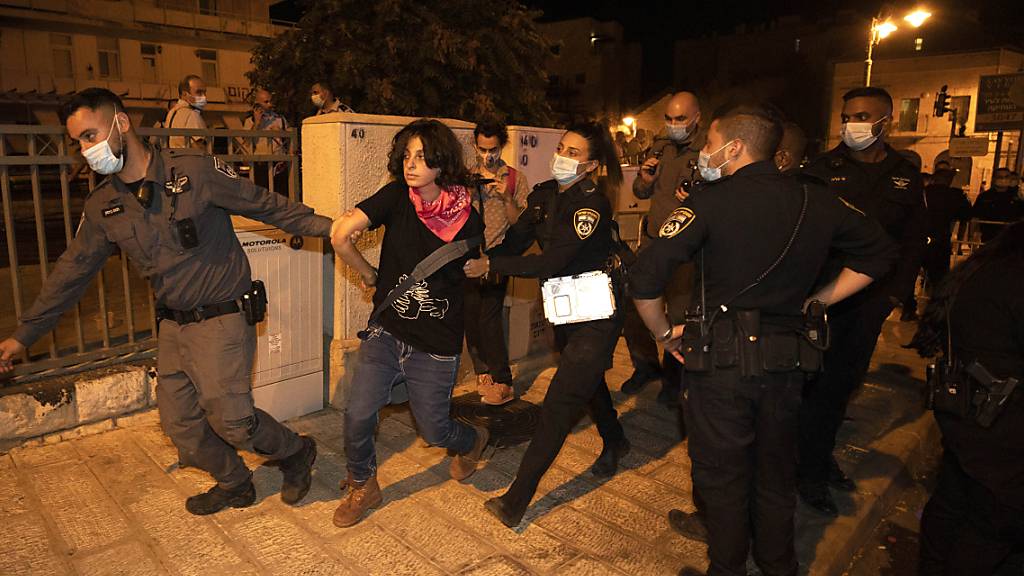 Israelische Polizisten führen einen Demonstranten bei einer Demonstration gegen Israels Ministerpräsidenten Netanjahu in der Nähe der Residenz des Ministerpräsidenten ab. Foto: Sebastian Scheiner/AP/dpa