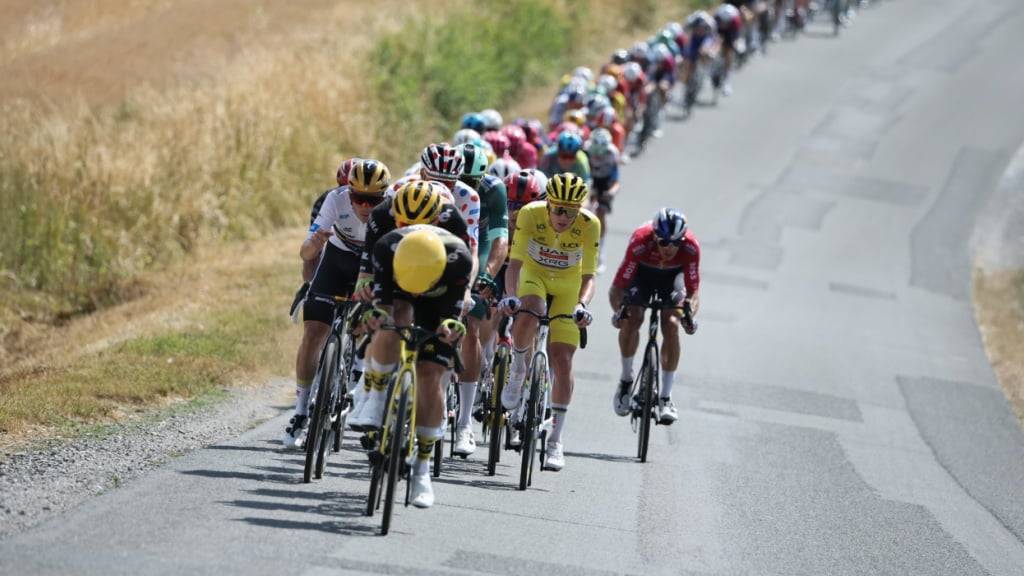 Im Expresstempo unterwegs: die Fahrer der Tour de France auf der 9. Etappe
