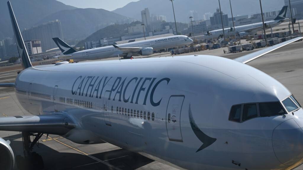 ARCHIV - Eine Maschine der Hongkonger Fluglinie Cathay Pacific steht an einem Gate am Hong Kong International Airport. Foto: Johannes Neudecker/dpa/Archivfoto