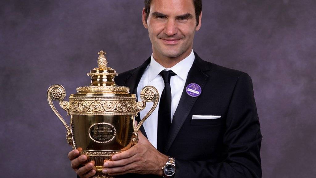Roger Federer präsentiert der Presse stolz seinen achten «Challenge-Cup»