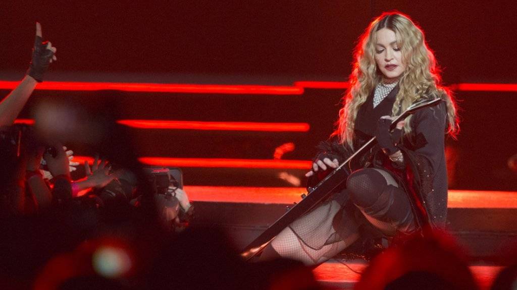 Madonna am Mittwoch während ihres Konzerts in Paris. Danach gab sie draussen ein kleines Gratiskonzert zum Gedenken an die Opfer der Pariser Anschläge.