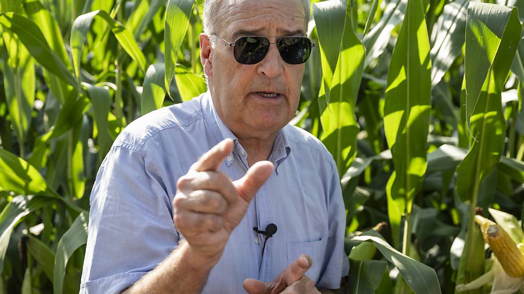 Bei einem Besuch eines Landwirtschaftsbetriebs in Wileroltigen BE wies Bundesrat Guy Parmelin am Freitag auf die zahlreichen Herausforderungen für Schweizer Bauernfamilien hin.