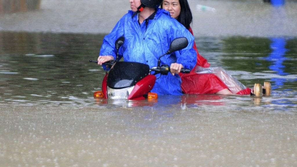 Wegen ungewöhnlich starken Regenfällen und Überschwemmungen in China mussten 1,3 Millionen Menschen in Sicherheit gebracht werde. Mindestens 120 sind ums Leben gekommen. (Archivbild)