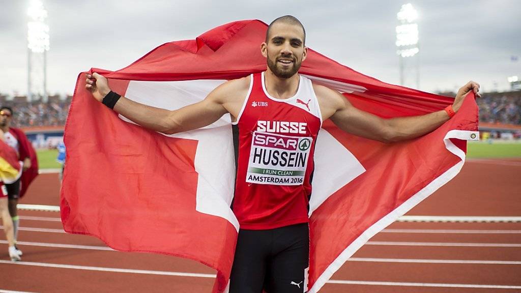 Kariem Hussein mit Schweizer Fahne nach seinem Bronze-Lauf