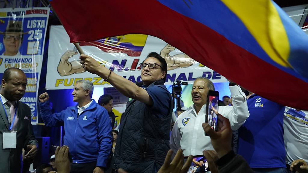 dpatopbilder - Der ecuadorianische Präsidentschaftskandidat Fernando Villavicencio (M) schwenkt eine Fahne, Minuten bevor er erschossen wird. Foto: -/API via AP/dpa