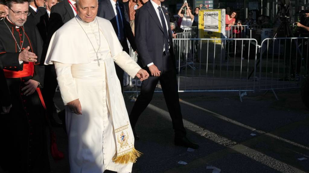 Papst Leo XIV. (M), begleitet vom Erzbischof von Madrid, Kardinal Jose Cobo Cano (l), trifft auf dem Lima-Platz zu einem gemeinsamen Gebet mit Gläubigen anlässlich seines apostolischen Besuchs auf dem spanischen Festland und den Kanarischen Inseln ein. Foto: Alessandra Tarantino/AP/dpa
