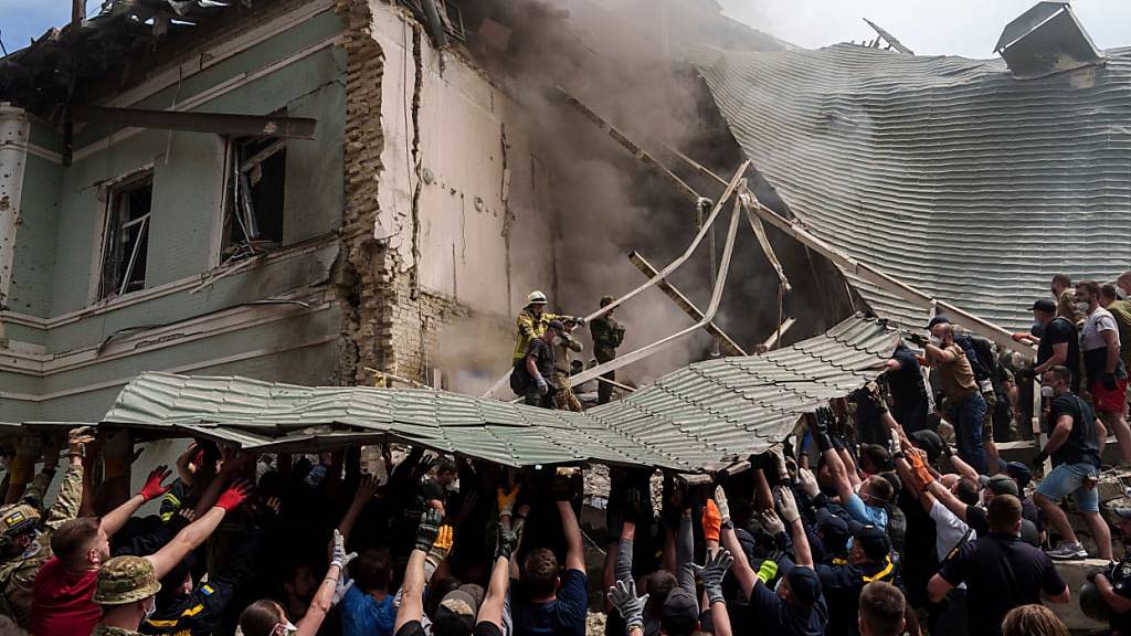 dpatopbilder - Russische Raketen haben mehrere Menschen getötet und ein Kinderkrankenhaus in der ukrainischen Hauptstadt Kiew getroffen, so die Behörden. Foto: Evgeniy Maloletka/AP/dpa