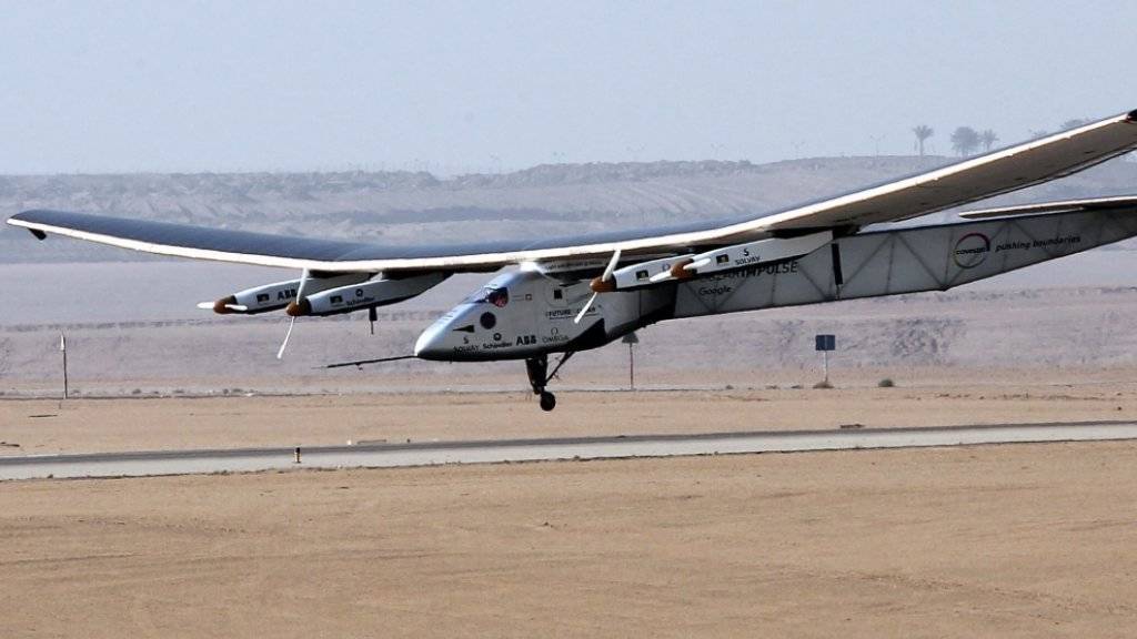 Fast am Boden: Die «Solar Impulse 2» landet in Kairo.