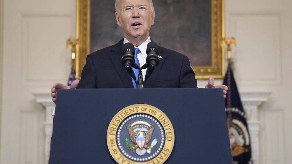 dpatopbilder - US-Präsident Joe Biden äußert sich zu Donald Trumps Nato-Aussage. Foto: Evan Vucci/AP/dpa