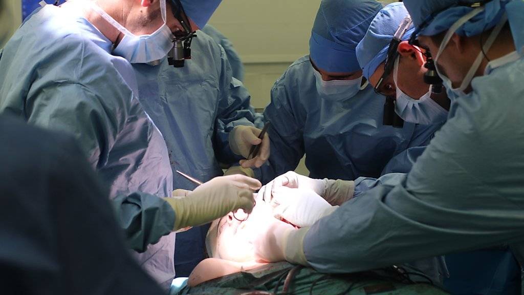 Chirurgen verpflanzen Jérôme Hamon zum zweiten Mal ein neues Gesicht. Drei Monate nach der Operation fühlt der Franzose sich insgesamt gut.