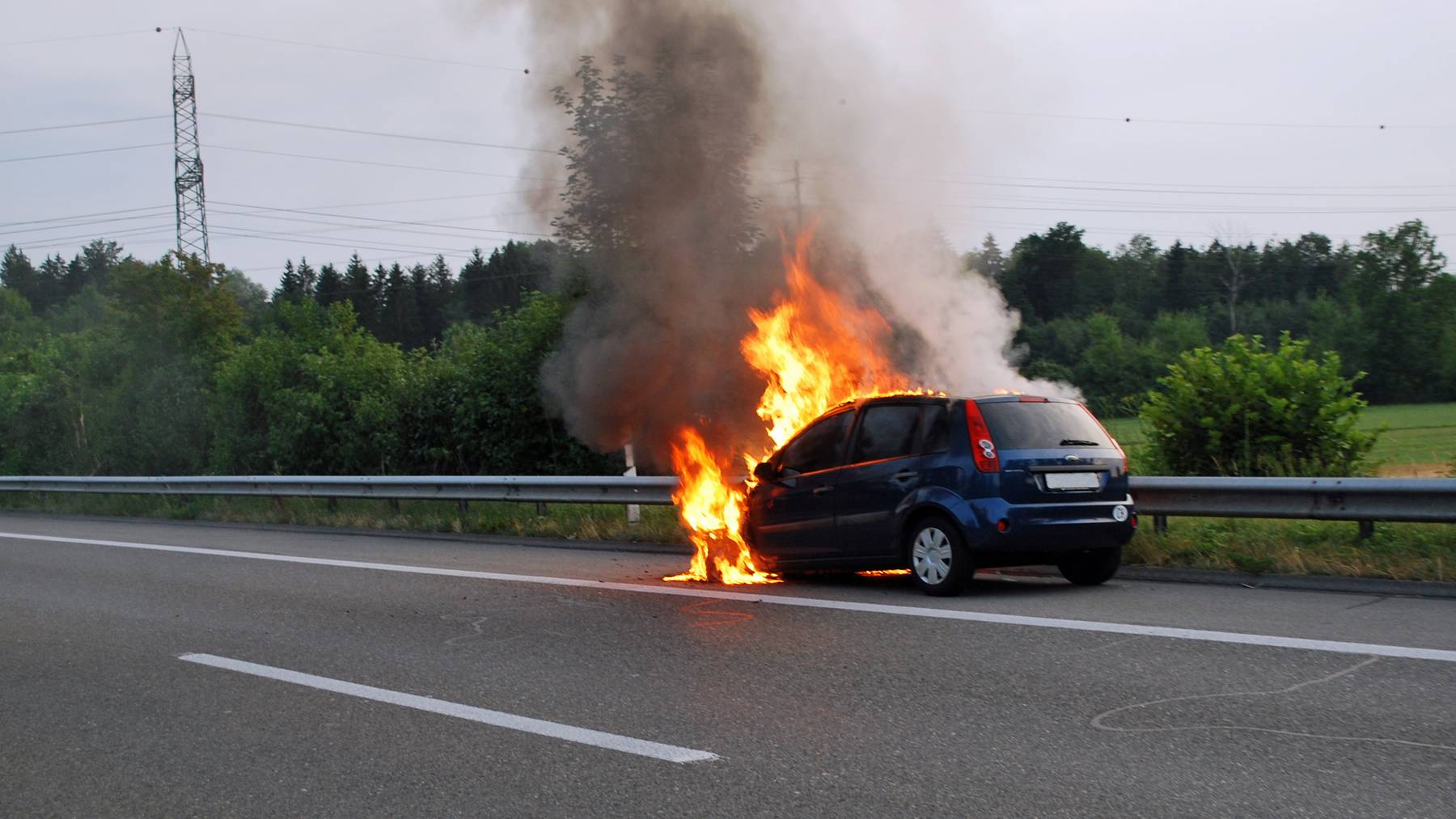 Auto auf der A14 bei Buchrain ausgebrannt