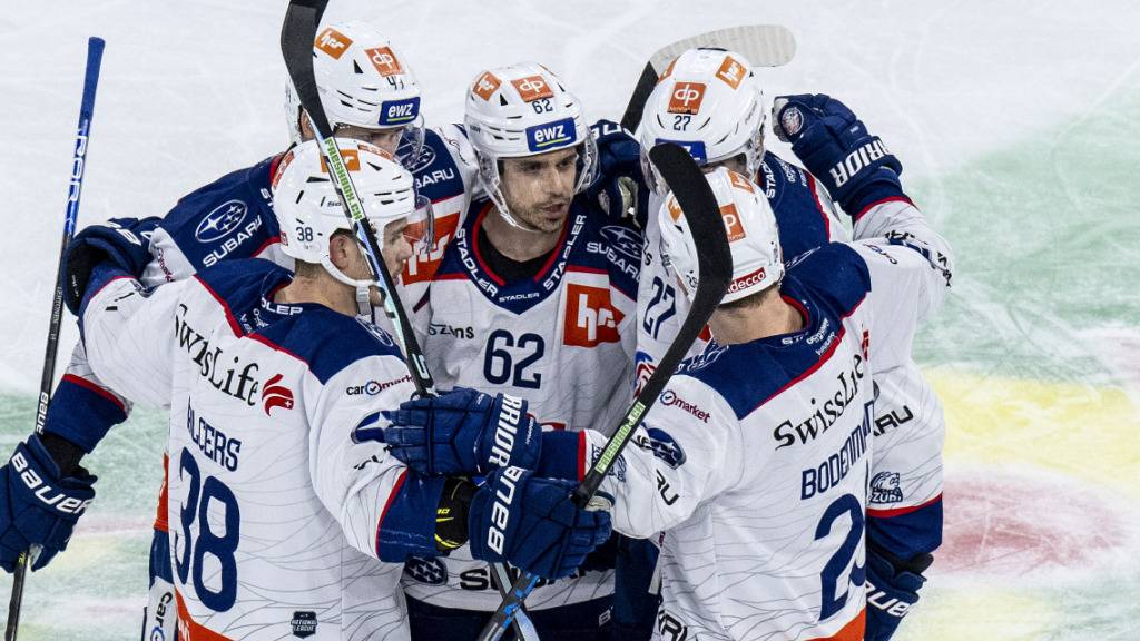 Die Spieler der ZSC Lions jubeln auf Bieler Eis